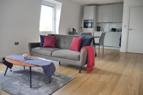 Near Watford, 2 Bed, 2 Bath - 5 mins walk to Tube Station - Free Parking - Netflix & Sky - Watford FC - Warner Bros Studio, Harry Potter and London - Big Savings on Long Stays